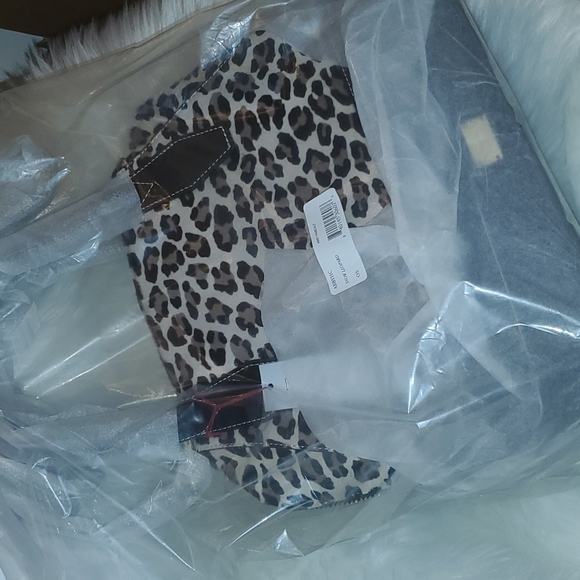 Frances Valentine Abby Tote Snow Leopard - Picture 8 of 8